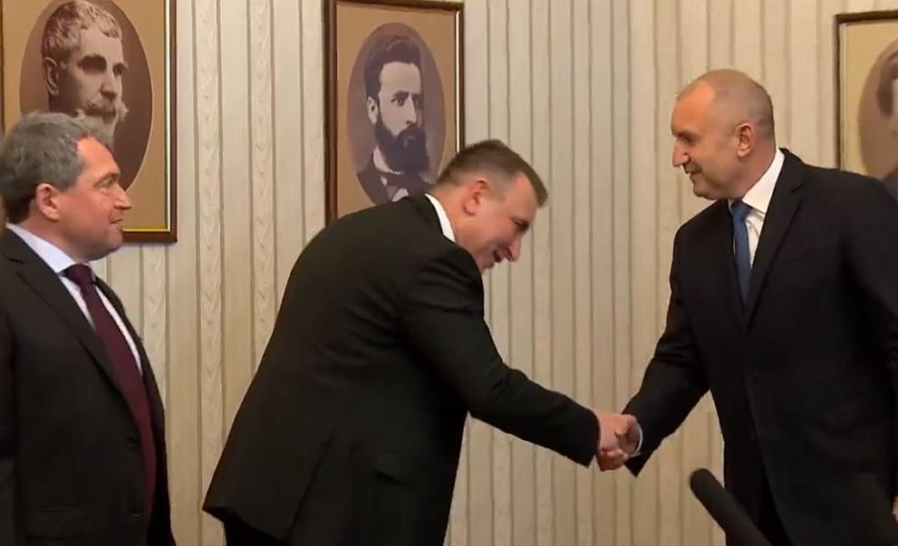 Държавният глава Румен Радев връчи третия мандат за съставяне на