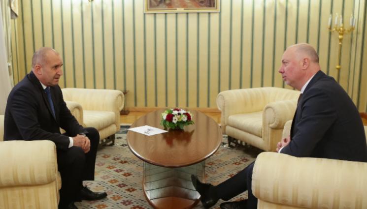 румен Радев - СЛУЖЕБНИЯТ КАБИНЕТ СЕ ПЕЧЕ: Румен Радев се среща с кандидатите за премиер