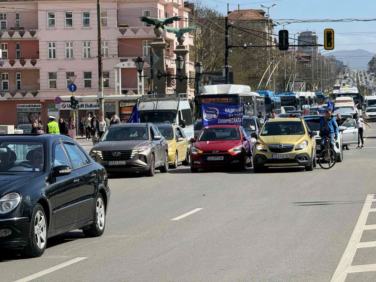 Протест и автошествие на синдикат "Защита" в центъра на София