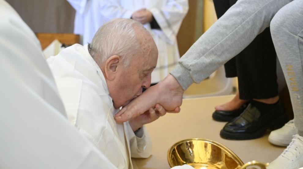 Папата изми нозете на 12 затворнички в Рим (СНИМКИ)