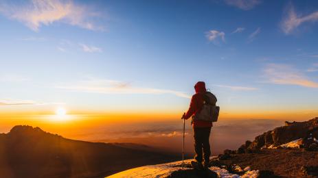 ЗА ДОБРА КАУЗА: Бивш войник изкачи Килиманджаро с хладилник на гърба (СНИМКА)
