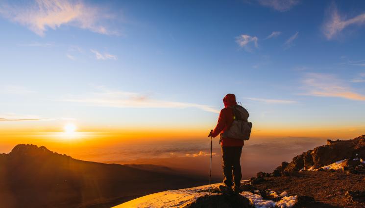 Килиманджаро - ЗА ДОБРА КАУЗА: Бивш войник изкачи Килиманджаро с хладилник на гърба (СНИМКА)