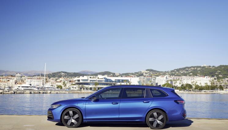 VW - Новият Volkswagen Passat се паркира със смартфона!