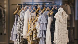 Продажбите на употребявани дрехи може да представляват 10 процента от