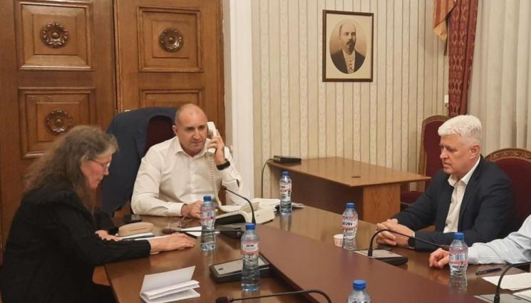 радев - Радев поиска от палестинския президент помощ за освобождаването на моряците от Galaxy Leader