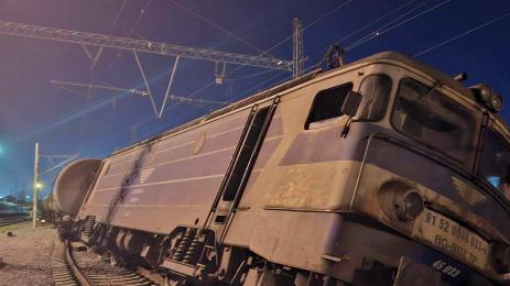 влак дерайлирал