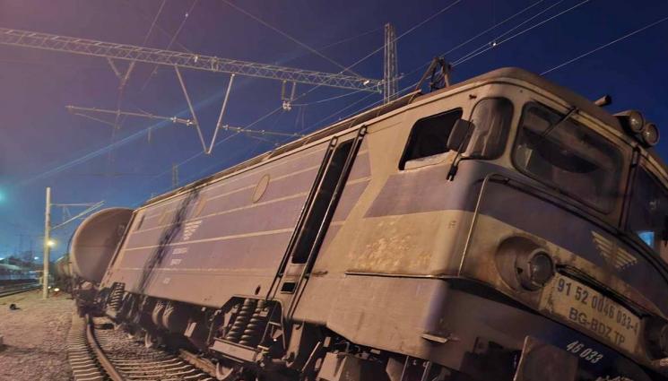 влак дерайлирал - НА КОСЪМ ОТ СТРАШНА ТРАГЕДИЯ: Влак с 28 цистерни изхвърча от релсите в Бургас!