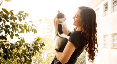 домашна котка и стопанка