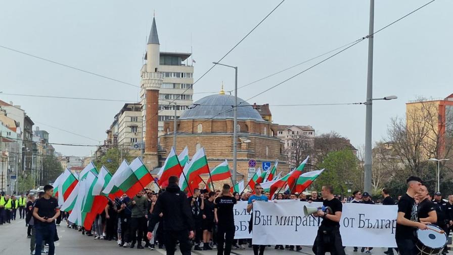 <p>&quot;Вън мигрантите от България&quot;: Младежки организации протестираха в София (СНИМКИ/ВИДЕО)</p>