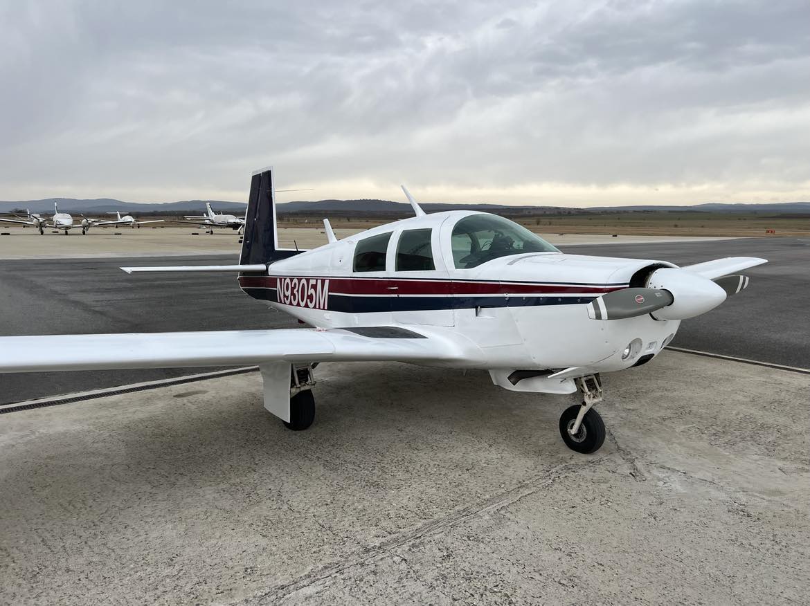  Асен реши да извърши полета с персоналния си Мууни М20 - четириместен витлов аероплан - един от най-бързите в класа си. 