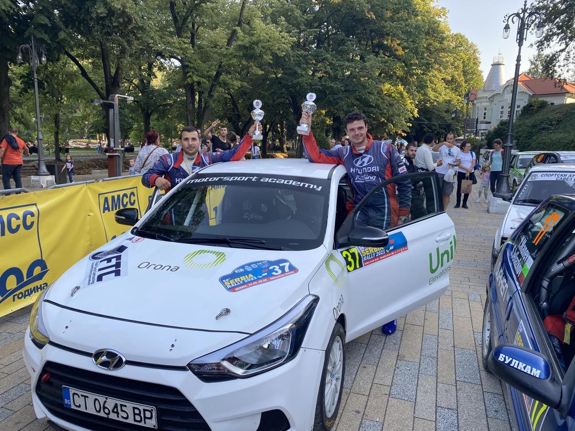  Освен във въздуха Асен Сурдолов обича скоростта и на земята, където е белязал победи в рали шампионата. 