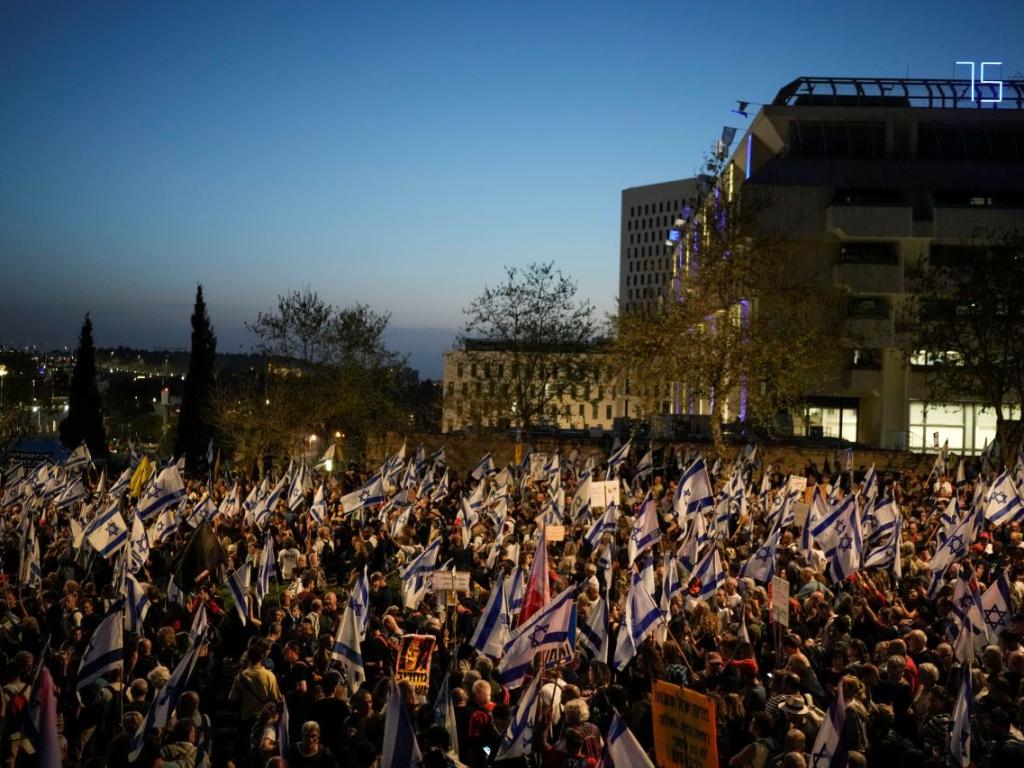 Десетки хиляди израелци протестиращи срещу израелския премиер Бенянямин Нетаняху се