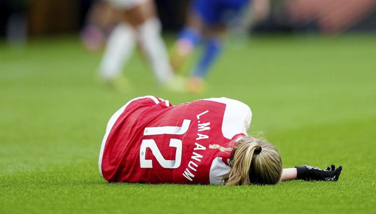 футбол жени - Футболистка на Арсенал припадна по време на финала за Купата на Лигата срещу Челси