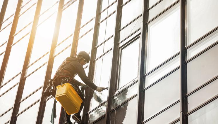 работник - Работник полетя от шестия етаж на сграда!