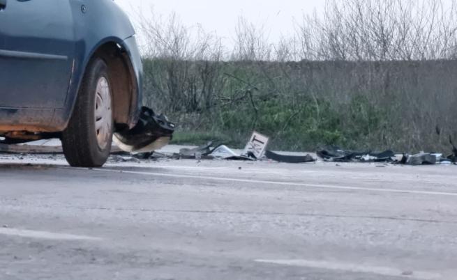 Дрогиран шофьор с фалшиви регистрационни номера катастрофира в Добричко