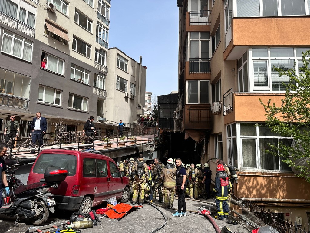 При пожар в 16-етажна жилищна сграда в Истанбул загинаха най-малко