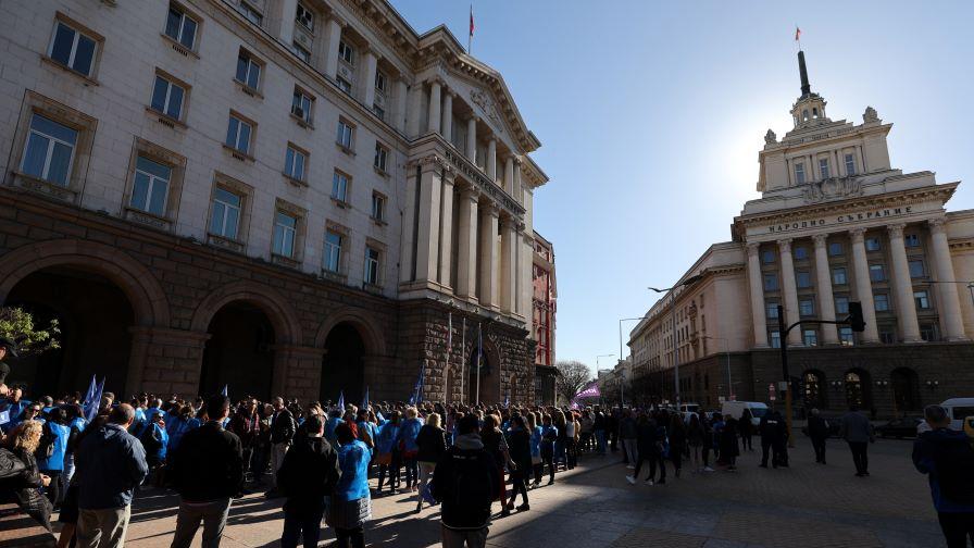 Граждани и синдикати излязоха на протест пред Министерския съвет (СНИМКИ)