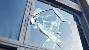 33 годишен мъж потроши прозорците на детска градина в Габровско