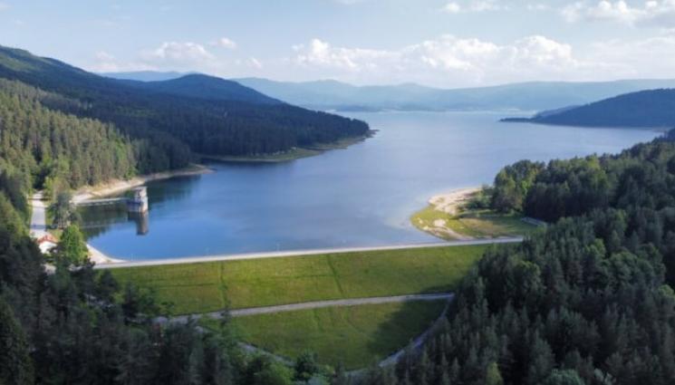 язовир - ТРАГЕДИЯ: Кола падна в язовир, жена почина!