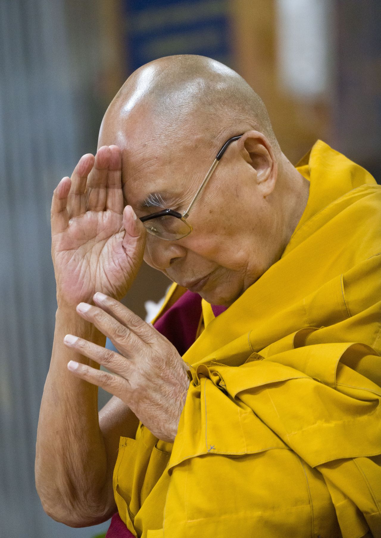 <p>Тибетският духовен водач Далай Лама е подпомаган от монаси, докато напуска храма Цуглакханг, след като е ръководил събитие, на което тибетци в изгнание се молят за дългия му живот.</p>