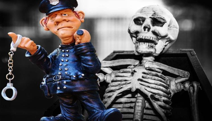 скелет - СМЪРТ ПО ПОРЪЧКА: Осъден педофил инсценира погребението на свой познат, спипаха го! (СНИМКИ+ВИДЕО)