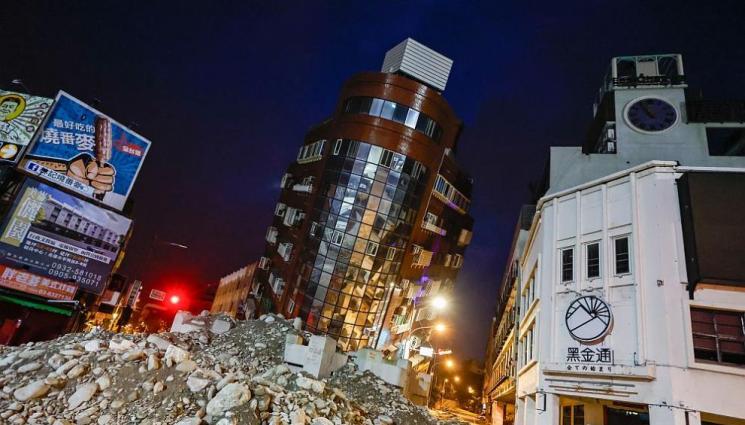 земетресение - СЛЕД МОЩНИЯ ТРУС: Спасителите търсят оцелели сред отломките