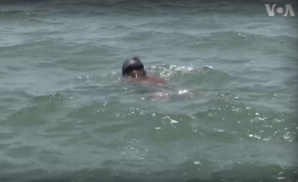 Нигерийският плувец и треньор Самуел Акинродойе преплува разстоянието от близо