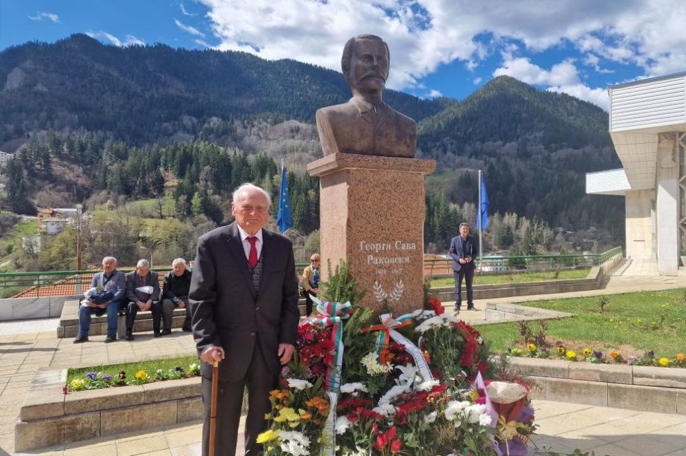 Снимка: 96-годишен мъж откри бюст-паметник на революционера Георги Раковски в Смолян