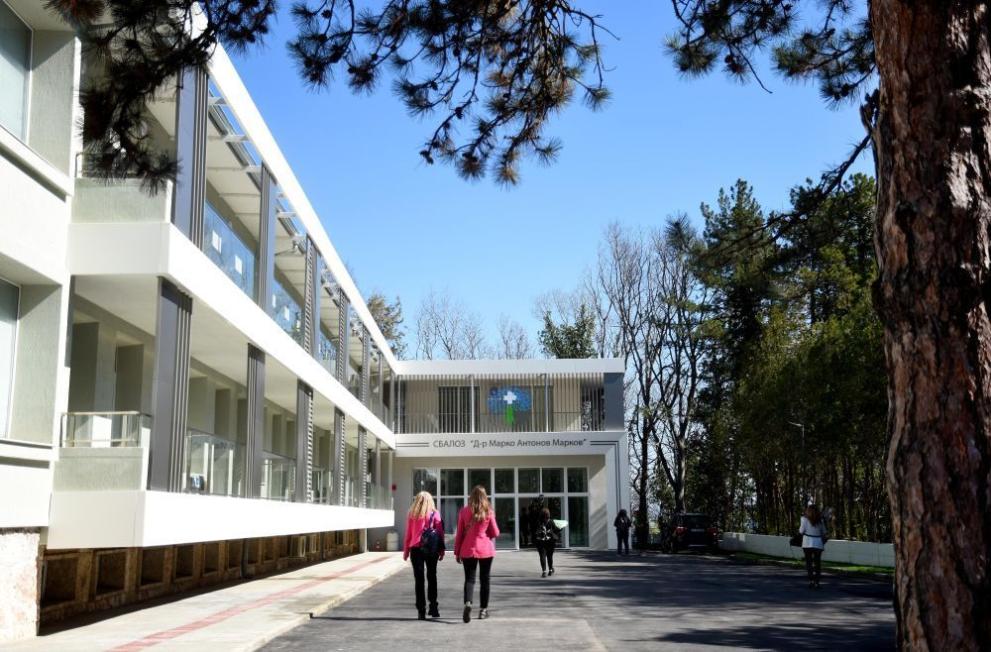 Снимка: Реновираха сградата на онкоболницата във Варна