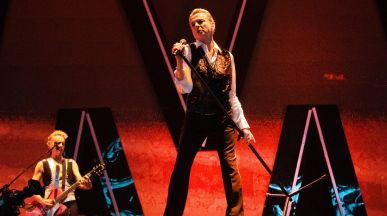 Depeche Mode отбелязаха финала на турнето си с видео и ремикси на "People Are Good"