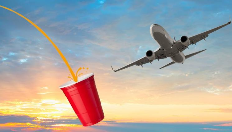 самолет урина - СТРАШНО МАЗАЛО: Пиянде оповръща самолет, свалиха го от машината мигове преди да излети!