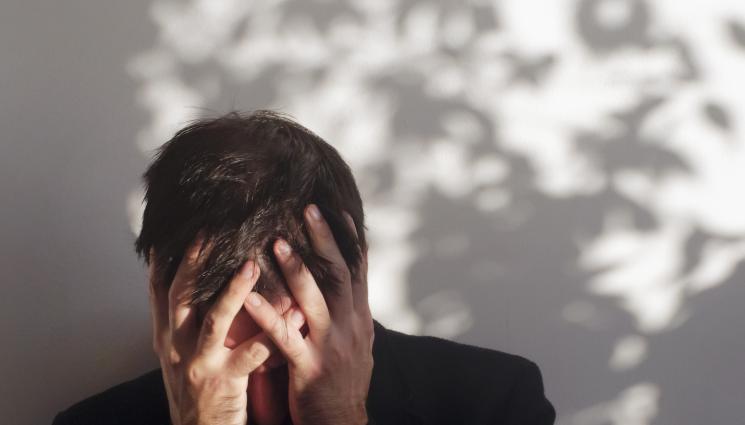 изплашен човек - ИЗПРАВИ ИМ КОСИТЕ: Мишка избяга от стопаните си (СНИМКИ)