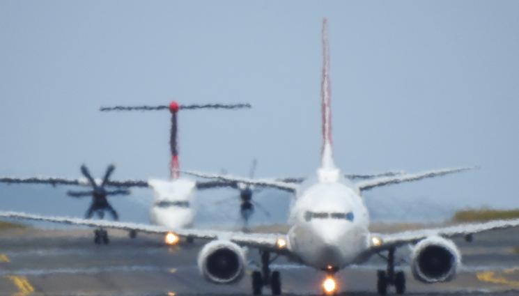 самолет - ПЪЛНО БЕЗУМИЕ: Самолети се сблъскаха насред летище! (ВИДЕО)