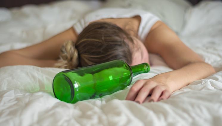 пияна жена - НА ТОВА МУ СЕ КАЗВА ГЛЕДКА: Откриха пияна англичанка да лежи насред столицата (СНИМКА)