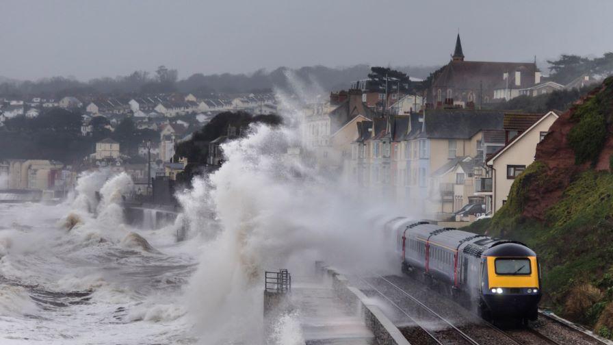 Мощна буря отмени полети, железопътни и фериботни услуги във Великобритания
