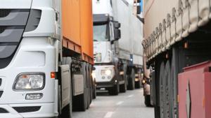 Трафикът е интензивен за товарни автомобили на изход на част