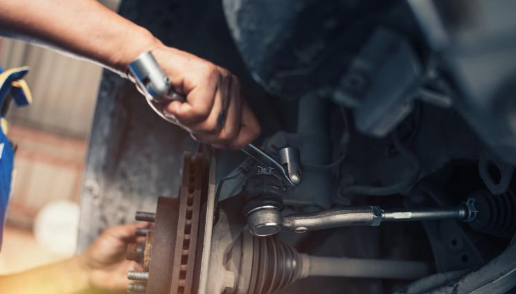 ремонт - ДОКАТО ГО РЕМОНТИРА: Младеж загина, затиснат от колата си!