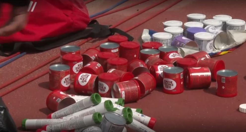 Осем големи ракети и множество димки с дистанционно управление са