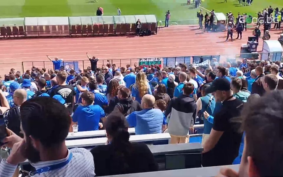Обстановката на стадион Васил Левски в началните минути на дербито