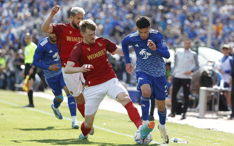 Левски поиска мачовете с ЦСКА  да се играят без гостуващи агитки.