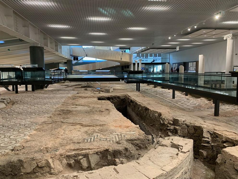 Вандалска атака в центъра на Пловдив. Група младежи счупиха едно