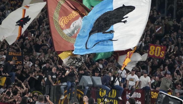 Рома - Разследват играч на Рома за знаме с плъх в цветовете на Лацио