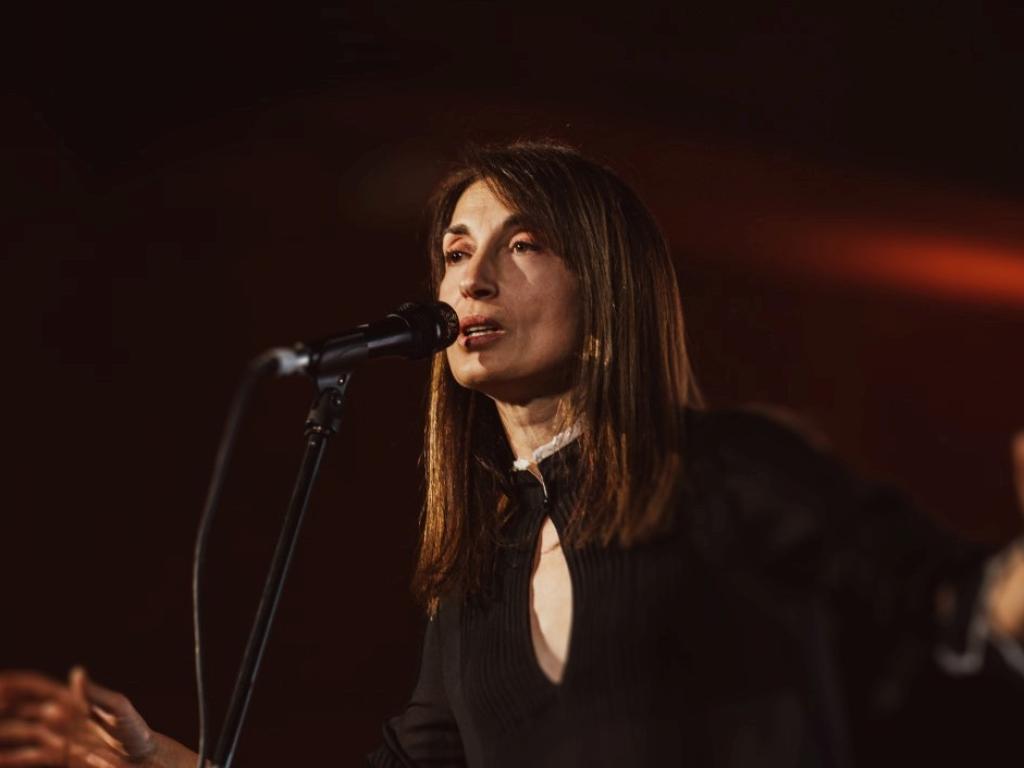 Даниела Белчева е вокалист и автор на песни. В ранна