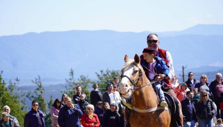 агро - Агро Телеграф: Семейство отглежда коне шампиони в Бачево
