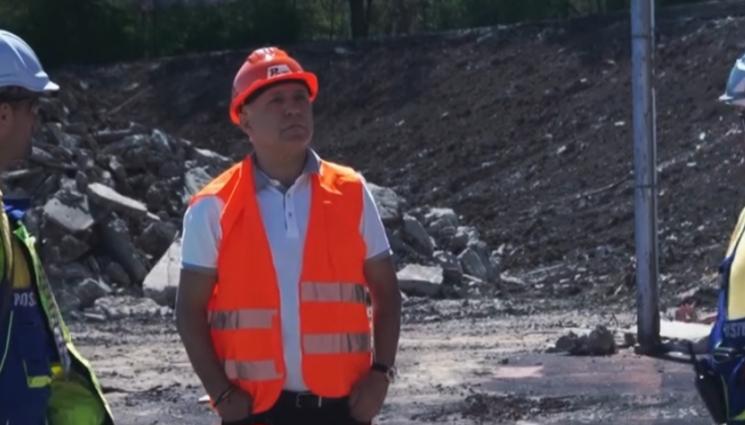 Стоичков каска Българска армия - СТРОИТЕЛЕН КОНТРОЛ: Христо Стоичков сложи каската, за да наглежда как разрушават