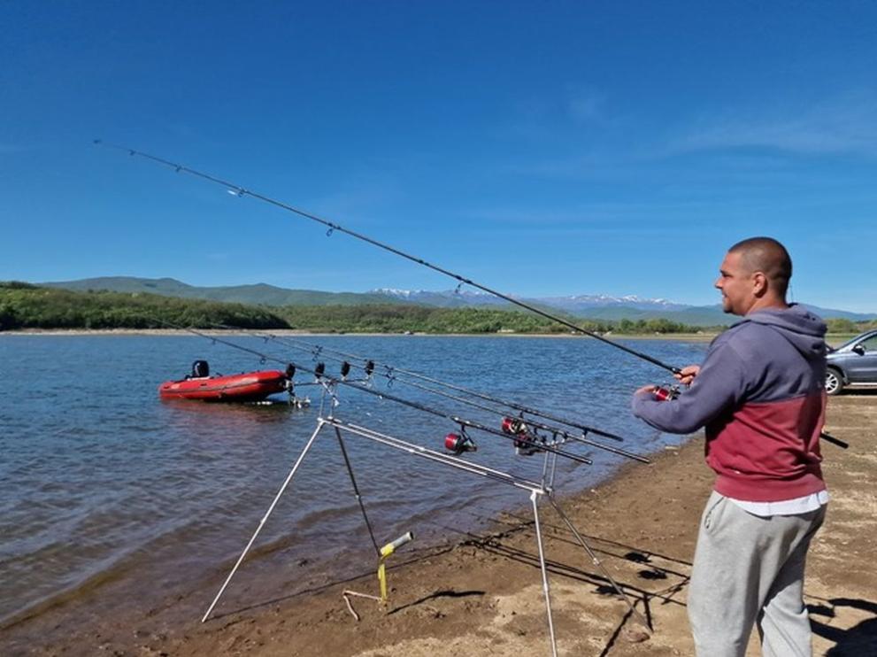 Снимка: Забраниха риболова на язовир „Огоста“