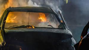 Лек автомобил изгоря напълно при верижна катастрофа в Стара Загора