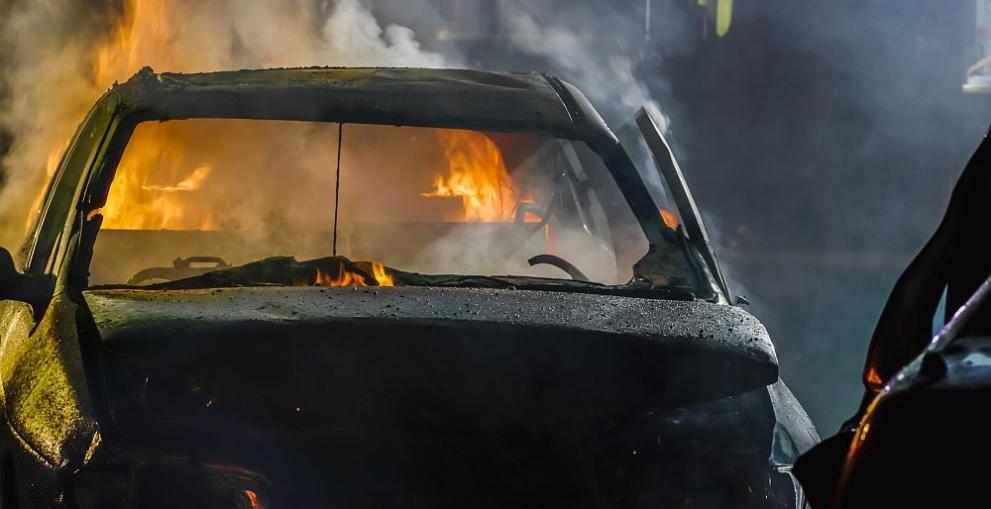 Лек автомобил изгоря напълно при верижна катастрофа в Стара Загора,