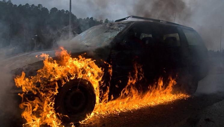 кола гори - Кола пламна като факла при верижна катастрофа