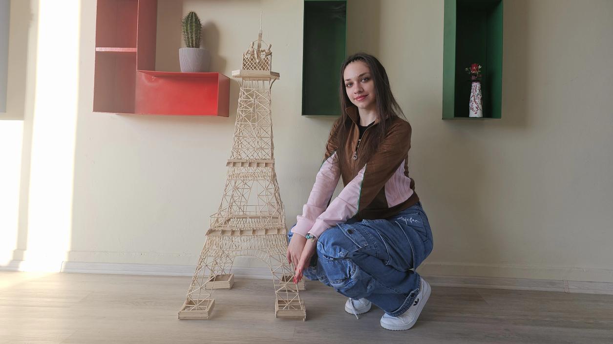 Ученичка от Айтос направи макет на Айфеловата кула от 1000 дървени пръчици 